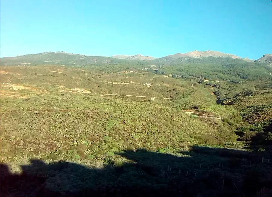 Ascenso entre Paisajes Volcánicos